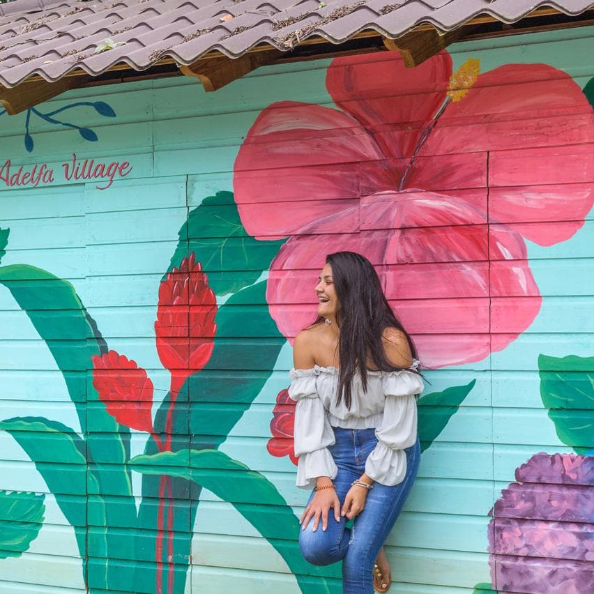 Mural Adelfa Village con flores tropicales