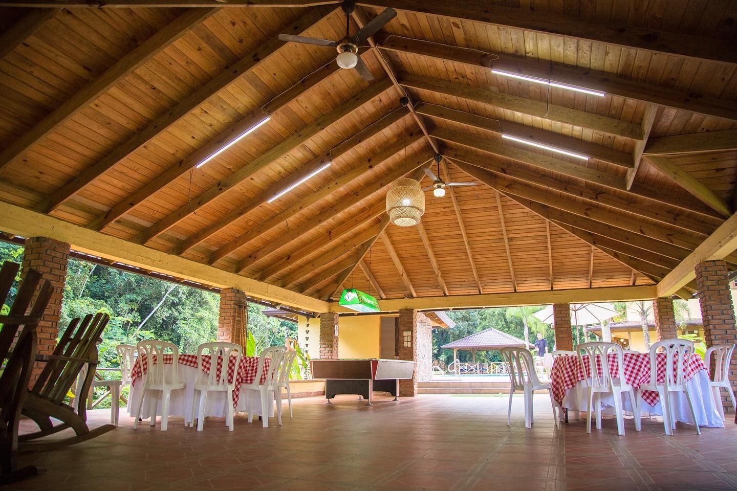Area de piscina y gazebo
