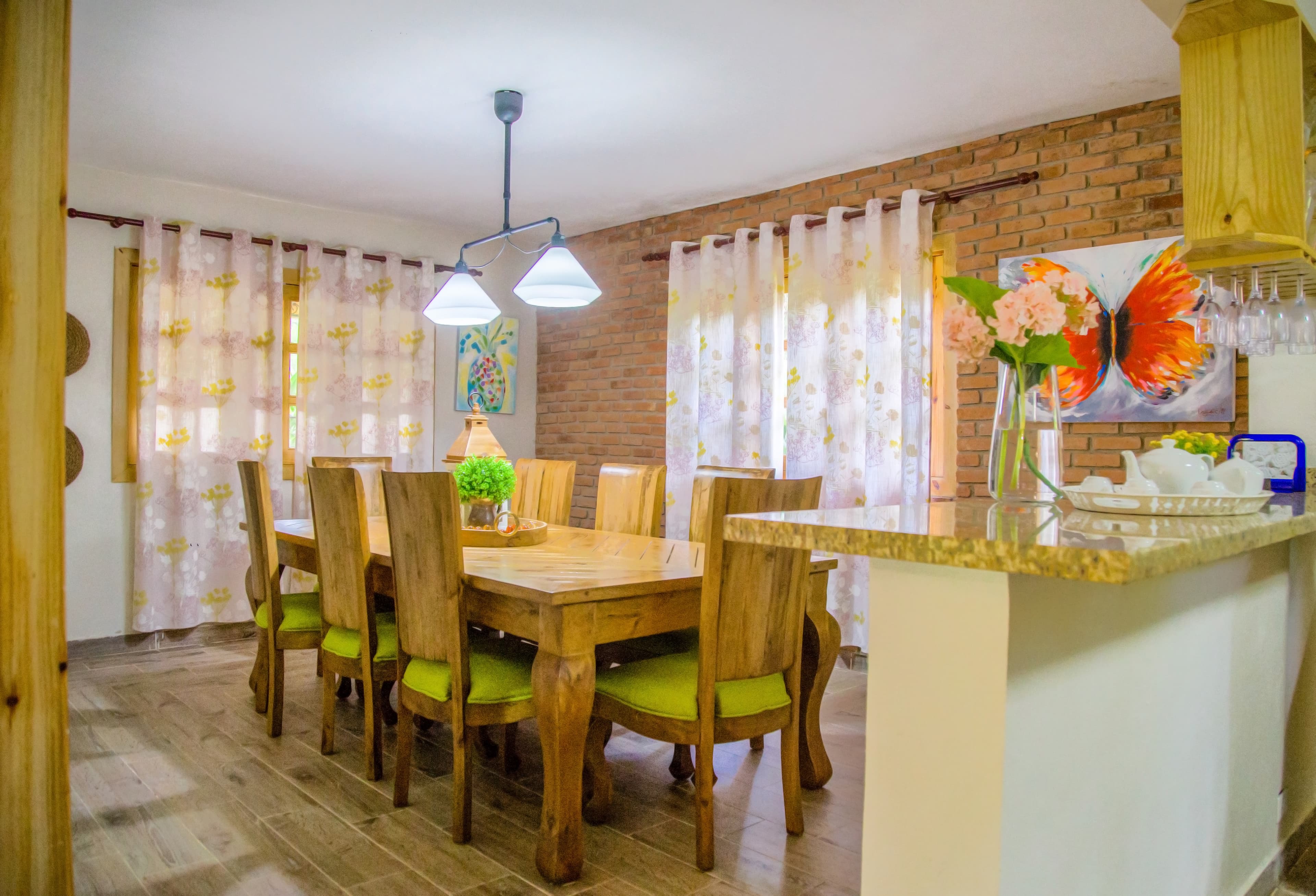 Comedor con mesa de madera y pared de ladrillo