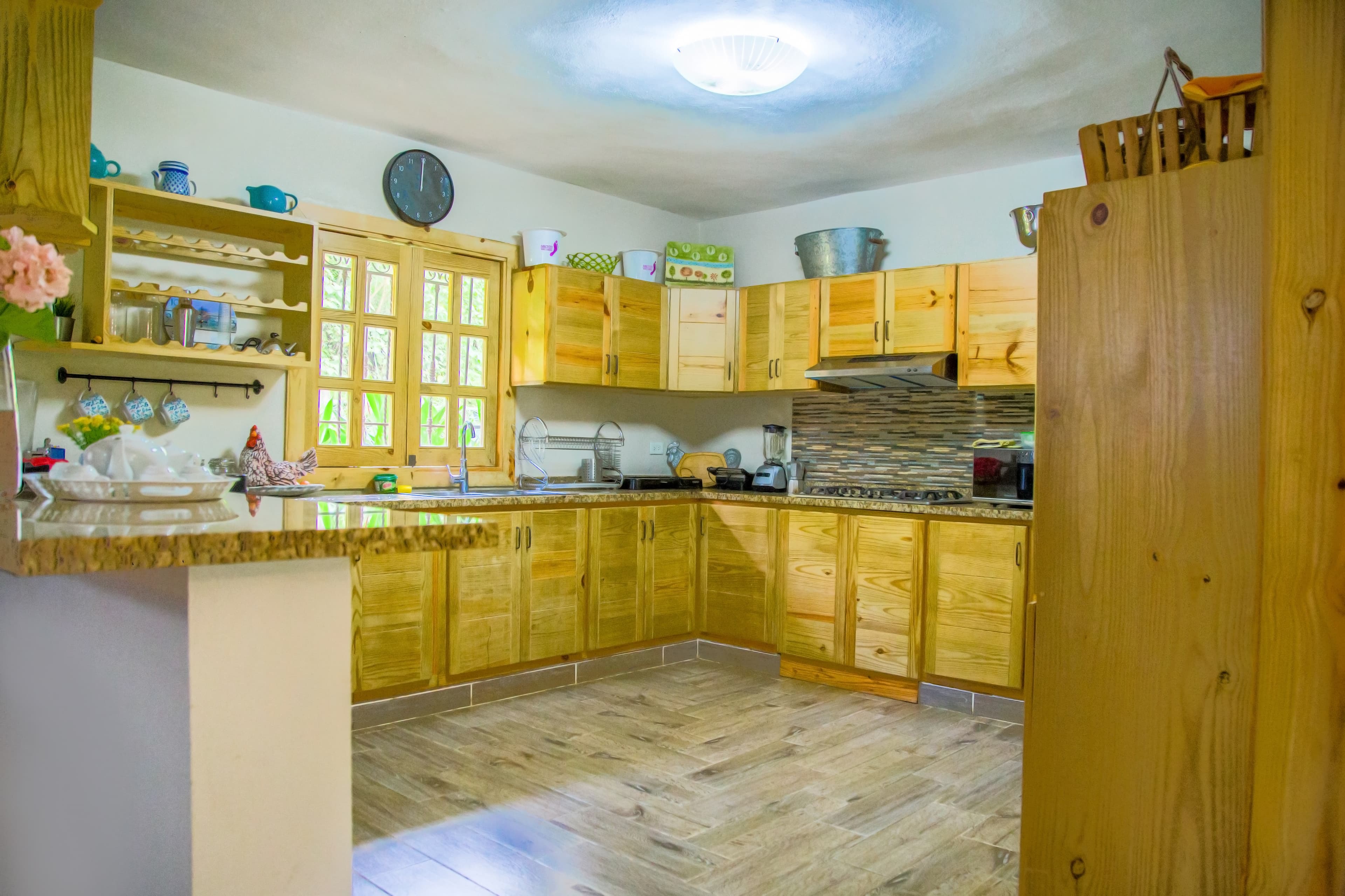 Cocina completa con gabinetes de madera