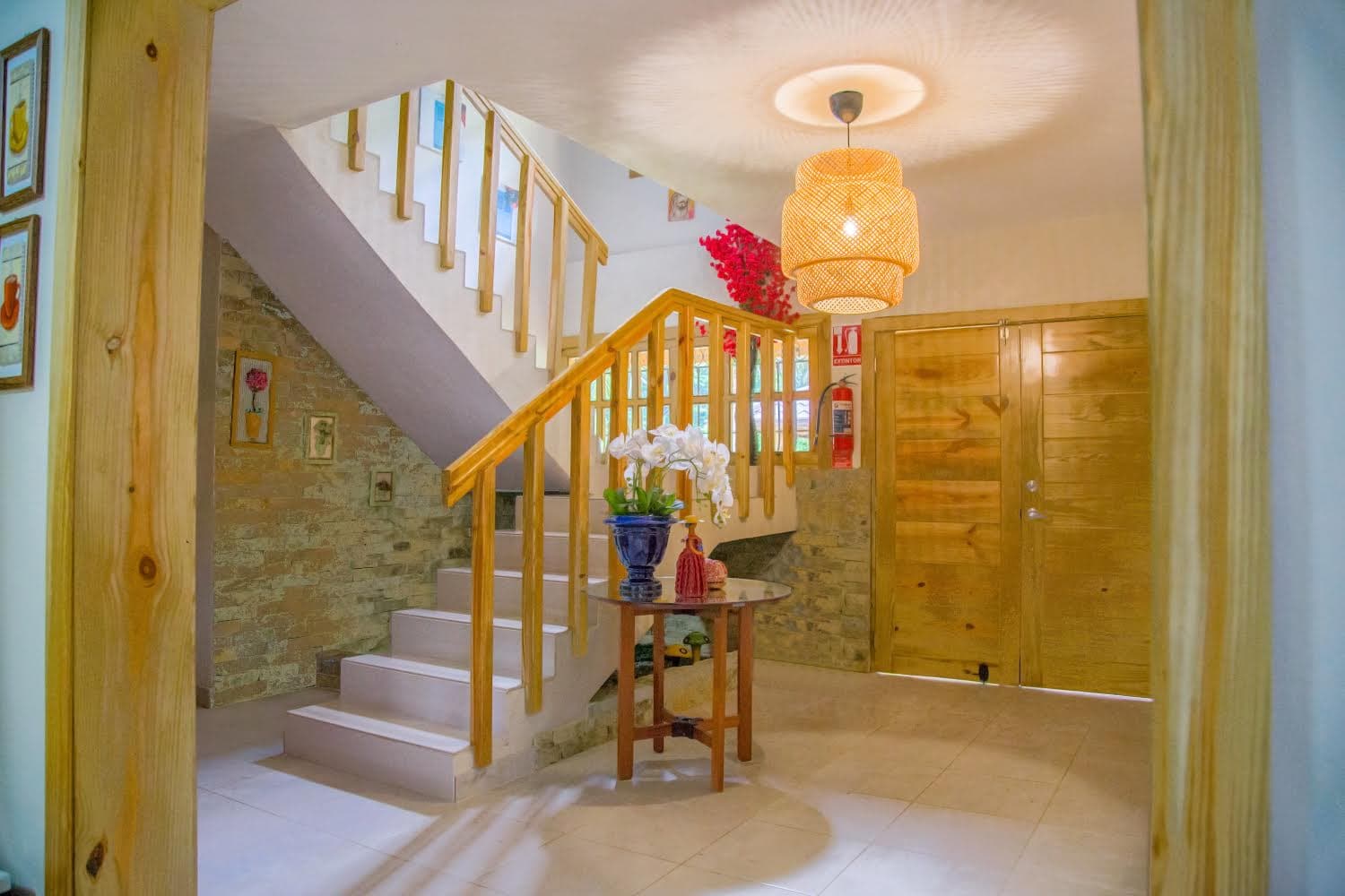 Escalera con detalles en piedra y madera